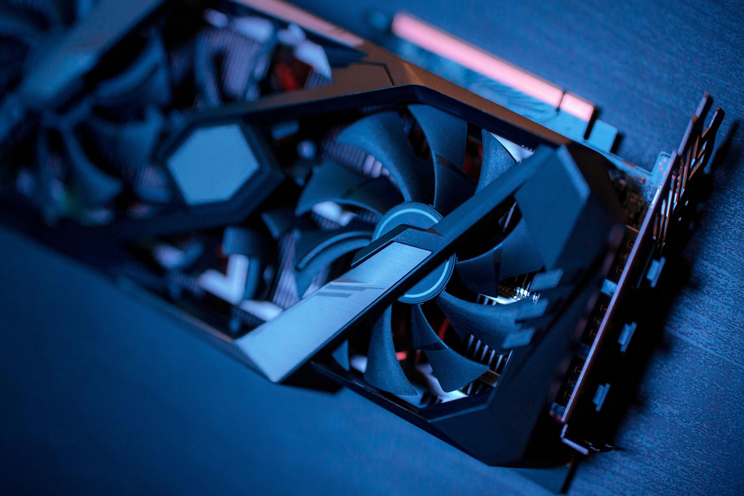 PCasaService IT-support Uddevalla – insidan av en dator med fläkt, moderkort och kylsystem som visar datorns uppbyggnad